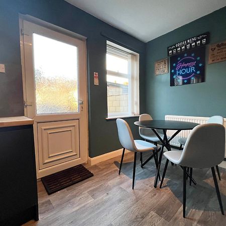 Recently Refurbished 3 Bedroom Home With Parking - Perfect For Longstays - Sleeps 8 Chester Eksteriør billede