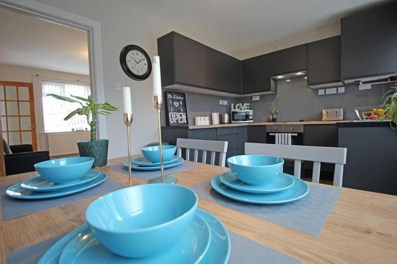 Recently Refurbished 3 Bedroom Home With Parking - Perfect For Longstays - Sleeps 8 Chester Eksteriør billede