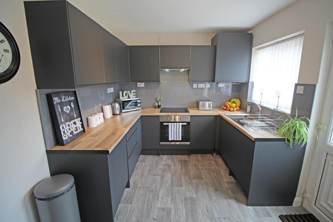 Recently Refurbished 3 Bedroom Home With Parking - Perfect For Longstays - Sleeps 8 Chester Eksteriør billede