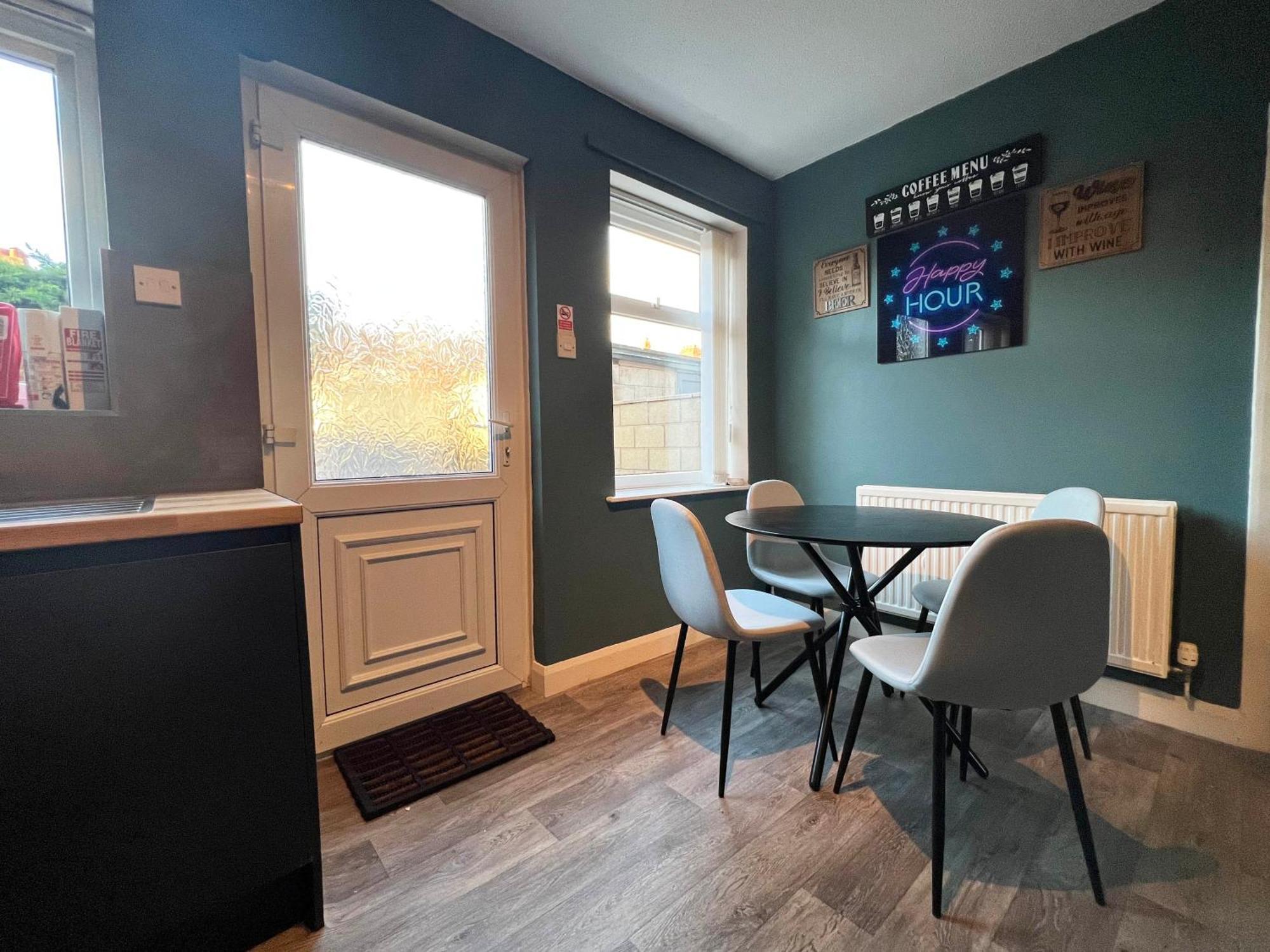 Recently Refurbished 3 Bedroom Home With Parking - Perfect For Longstays - Sleeps 8 Chester Eksteriør billede