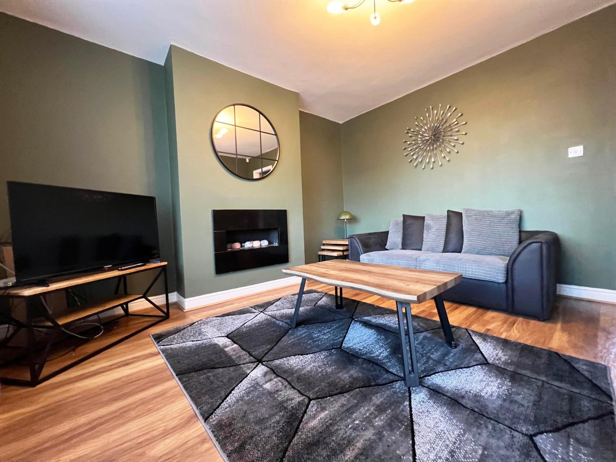 Recently Refurbished 3 Bedroom Home With Parking - Perfect For Longstays - Sleeps 8 Chester Eksteriør billede