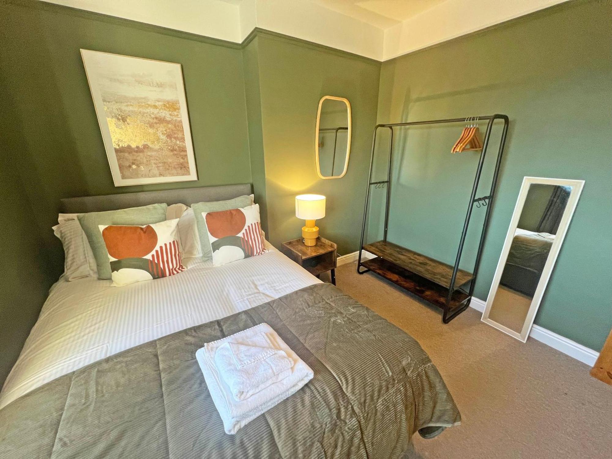 Recently Refurbished 3 Bedroom Home With Parking - Perfect For Longstays - Sleeps 8 Chester Eksteriør billede